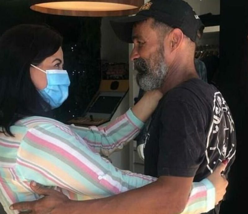 A photo on the Internet helped this family find a missing relative who was forced to huddle on the street for a long time.