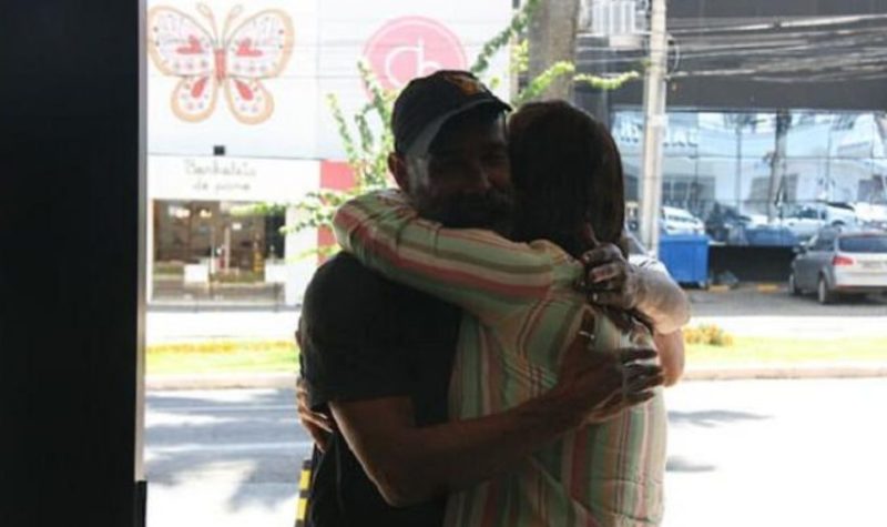 A photo on the Internet helped this family find a missing relative who was forced to huddle on the street for a long time.