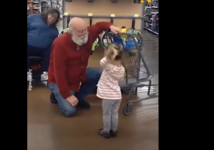 A little girl mistook an ordinary grandfather for Santa, but he played along with her
