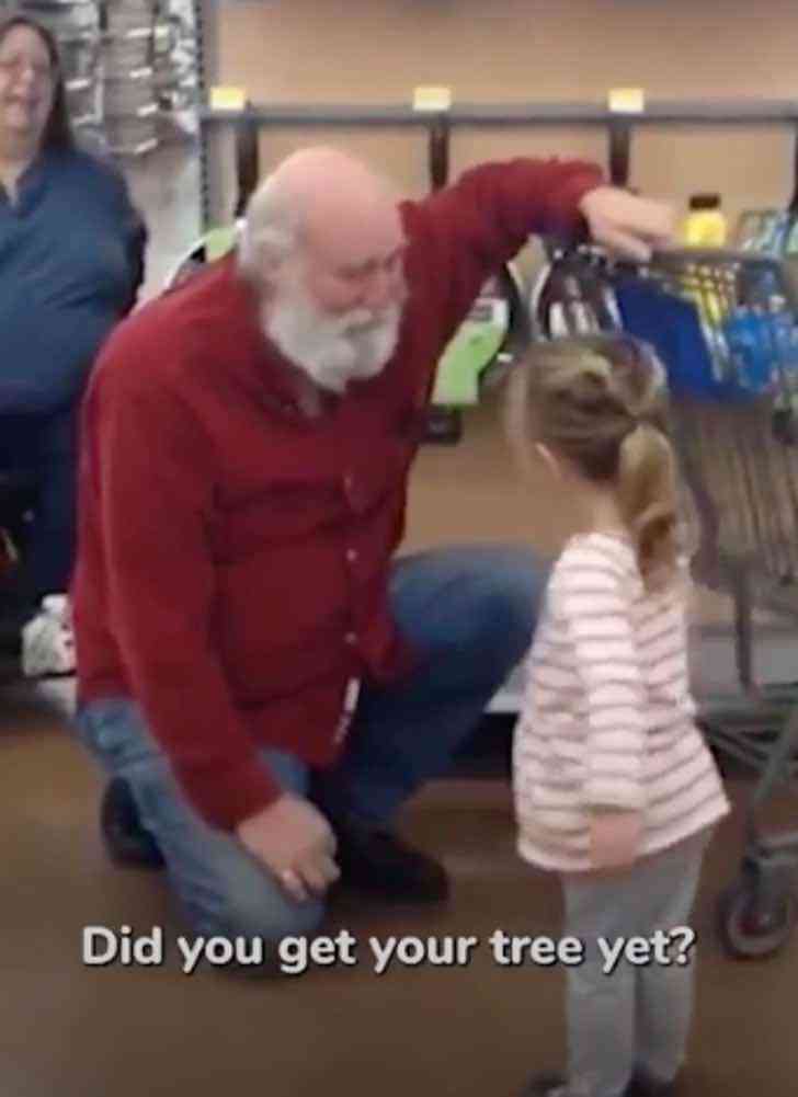 A little girl mistook an ordinary grandfather for Santa, but he played along with her