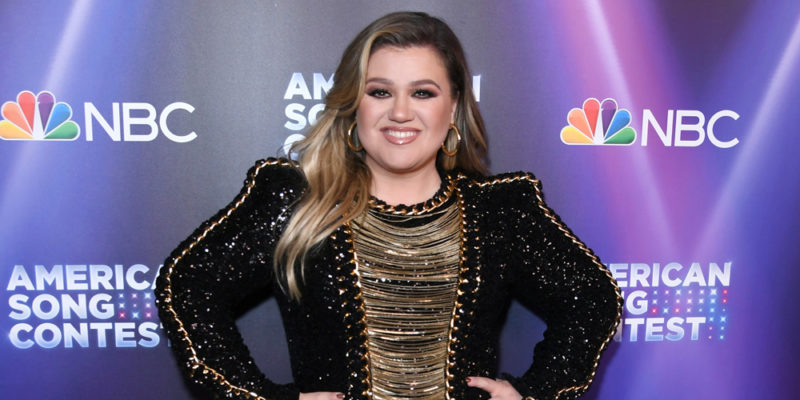 Kelly performed at the closing of The Voice. This incredible dress with a deep neckline made an impression on everyone