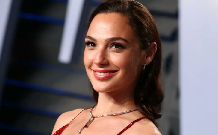 Gal became the center of attention of all men as soon as she appeared in this swimsսit