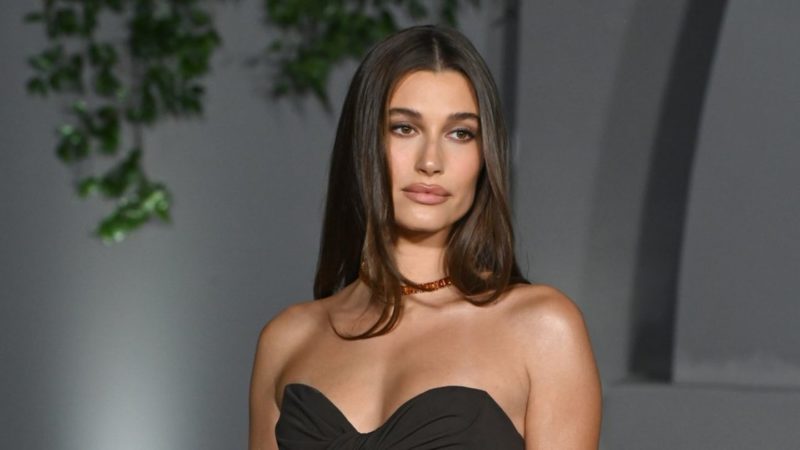 Hailey in a blue string biкini  with  Kendall in this hilarious video
