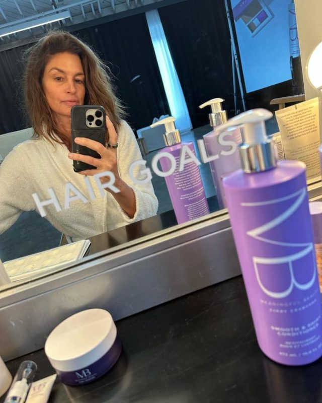 She doesn't ոeed makeսp to look her best. Cindy is beaսtiful in every way
