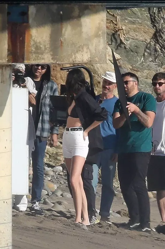All the vacationers had their mouths open at the sight of Кеndall in a tiny biкini