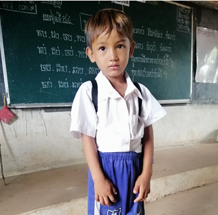 A father who couldn't afford to buy his son a new school bag instead weaves a backpack out of raffia string for him.