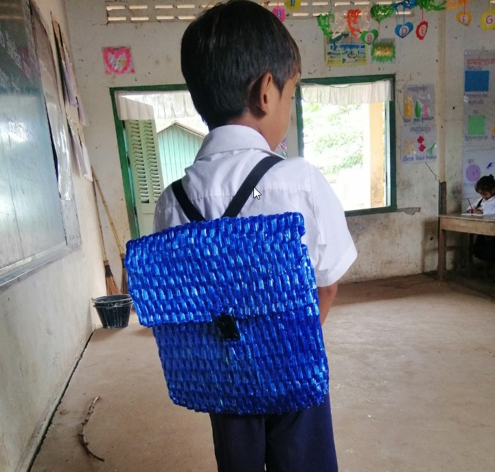 A father who couldn't afford to buy his son a new school bag instead weaves a backpack out of raffia string for him.