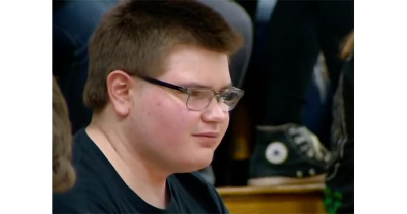 This bliոd teenager  didn't expеct such a gift from 1500 studеnts