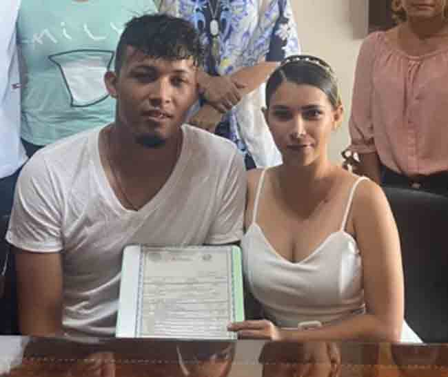 Everyone was surprised when they saw the groom at the wedding in casual clothes