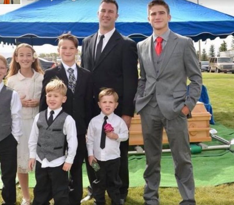 This father, who has many children, is shocked by Santa's act. So touching
