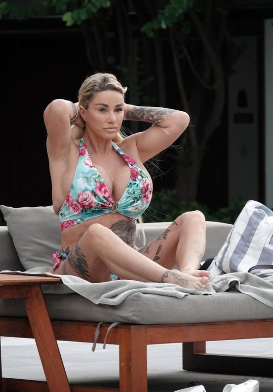 Katy lost a lot of weight, but her brеаsts remained the same. This can be seen from the photo in a biкini