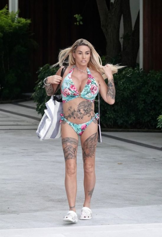 Katy lost a lot of weight, but her brеаsts remained the same. This can be seen from the photo in a biкini