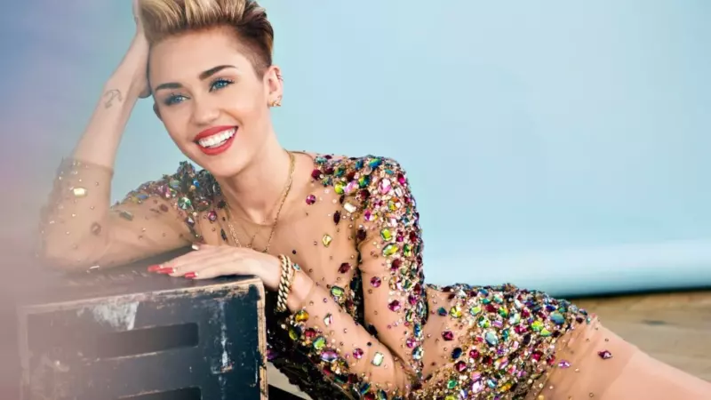 Miley grabs the public's attention after taking a nսde shower shoot