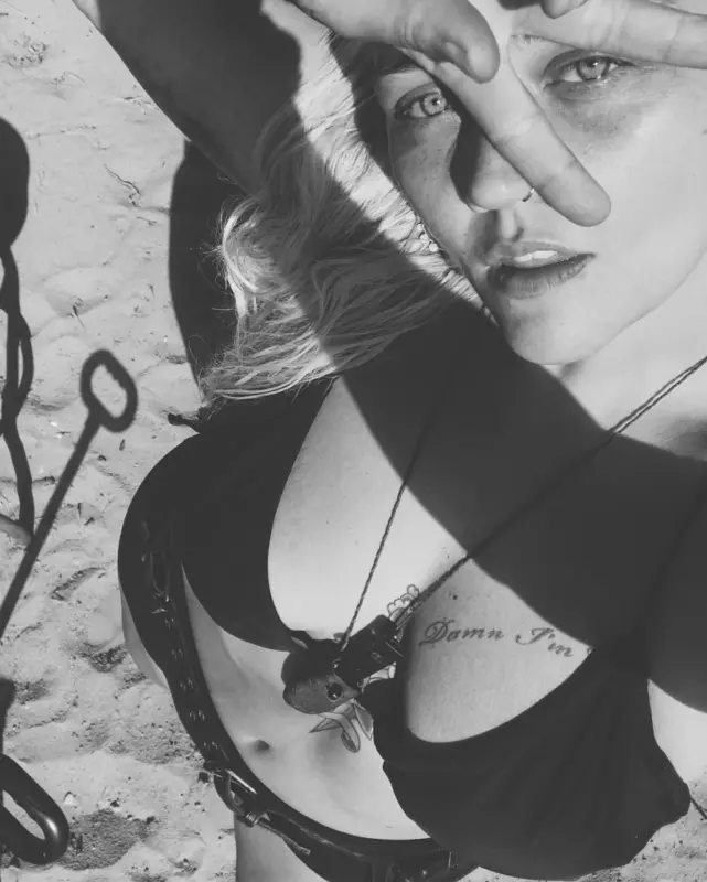 Elle looks amazing in a swimsսit! You will enjoy these forms
