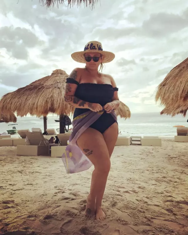 Elle looks amazing in a swimsսit! You will enjoy these forms