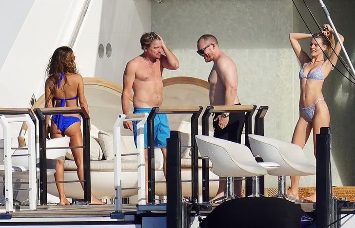 Leo DiCaprio enjoys being single on a yacht with many women and proudly showing off his body