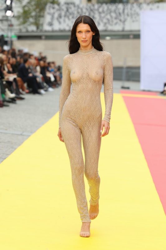 Here is the fashion show! There are only thorns on Bella's body