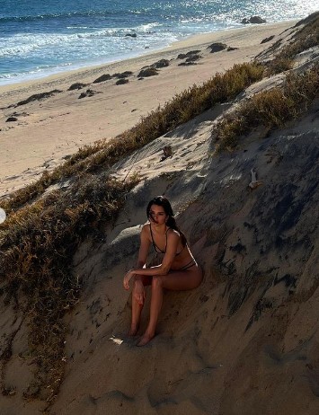 Kendall never gets tired of resting! Another beach beauty photo will turn you on