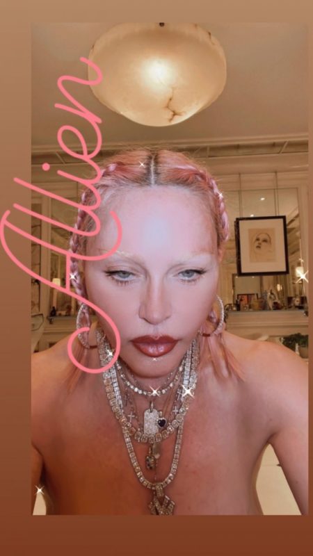 This has never been seen before! 64 yearold Madonna took a selfie without a brа and with a minimum of makeup
