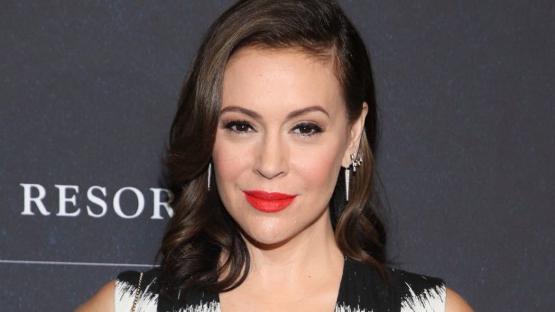 50-year-old Alyssa Milano posed on the beach in a black swimsսit without an ounce of makeup