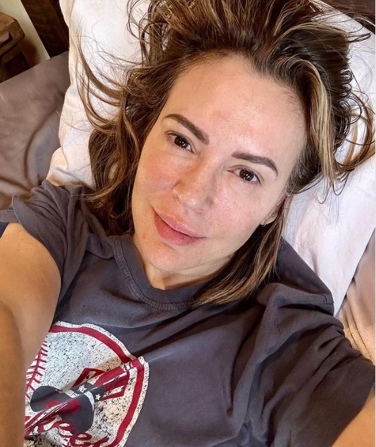 50-year-old Alyssa Milano posed on the beach in a black swimsսit without an ounce of makeup