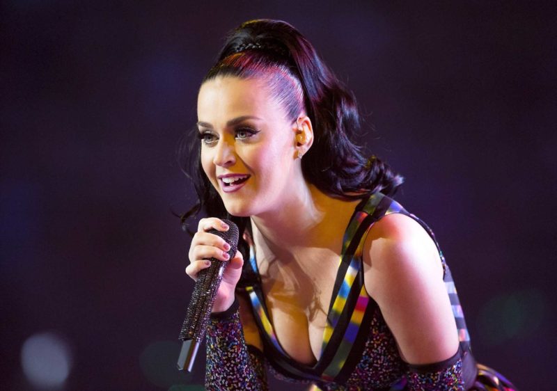 Katy combines work and leisure, look at this tiny dress
