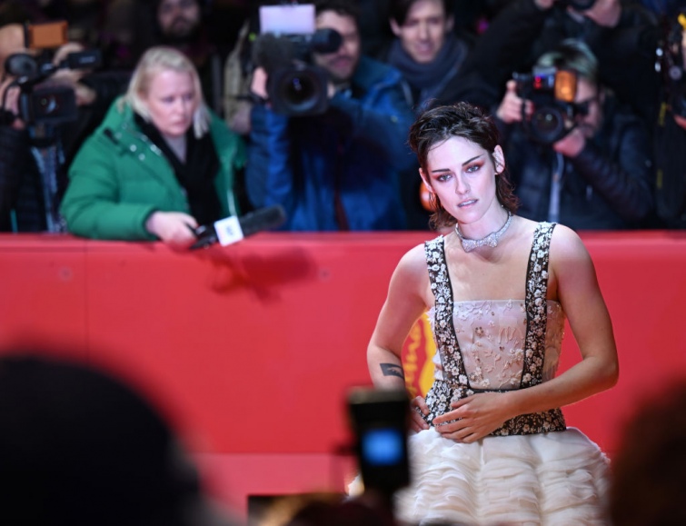 How to turn yourself into a chocolate cake with one dress? Cooked by Kristen Stewart