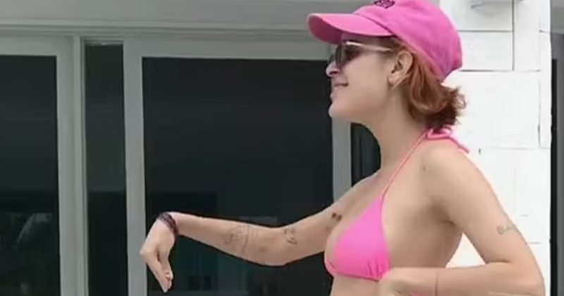 I was very sad! Tallulah dances in a pink thօng biкini in a throwback video about her depression battle
