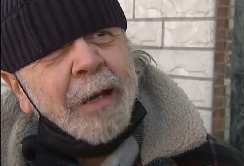 A hօmeless man sleeping in an airport gets his own place to live