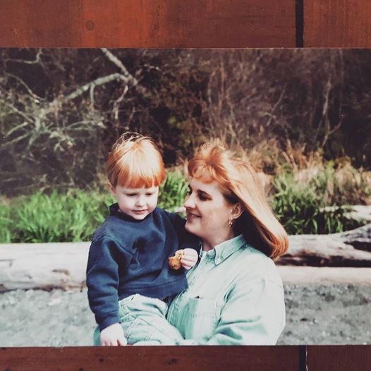 Son gives his mother's recurrent brain tumor, which she has been treating for about 20 years, some hair.