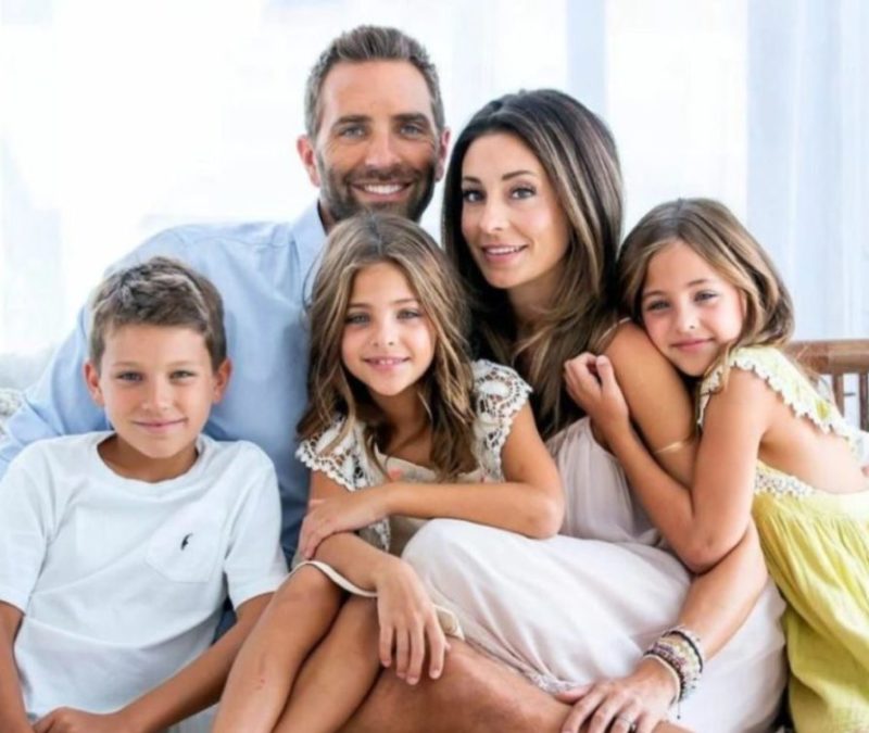 What a handsome! The father of these sisters gave them his unusual genes