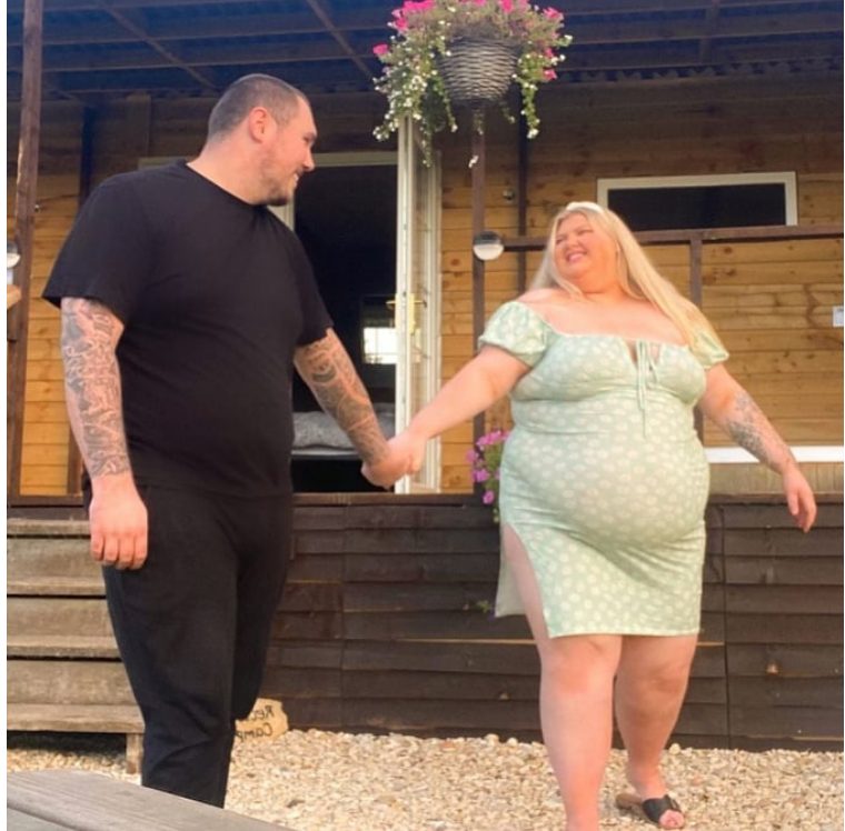 The chosen one of the blogger's plump woman considers her irresistible, a full-length shot of an Internet star