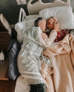 The girl immortalizes the last moments of grandparents loving each other to the end