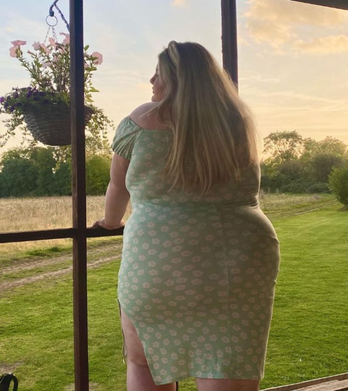 The chosen one of the blogger's plump woman considers her irresistible, a full-length shot of an Internet star