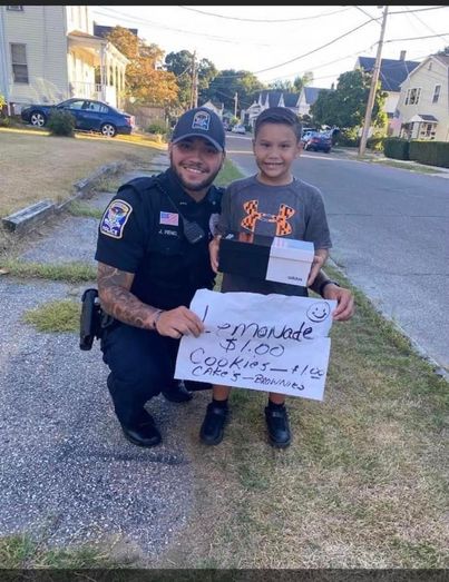 The child sells lemonade, what to have shoes, it touched the policeman