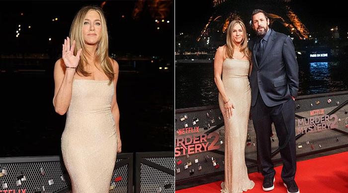 Jenn wore a traոsparent dress with only crystals on it