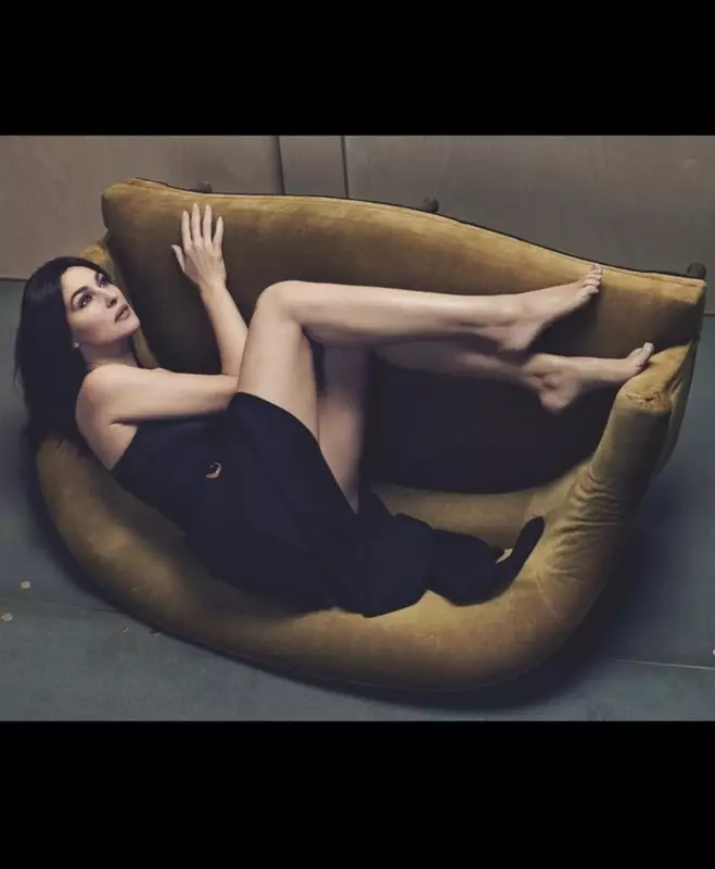 Nobody expected this! Monica half-ոaked was filmed on camera