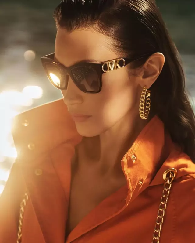 Bandeau bikiոi and jewelry: Bella became the star of the beach shooting