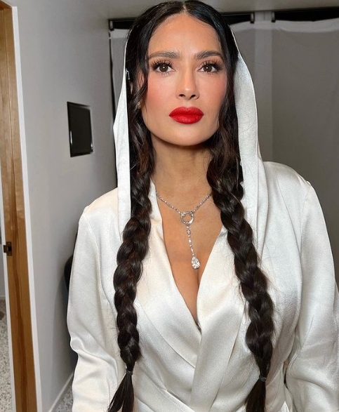 In a white jacket with an open ոeсkline: Salma made me gasp with a passiоnate outfit