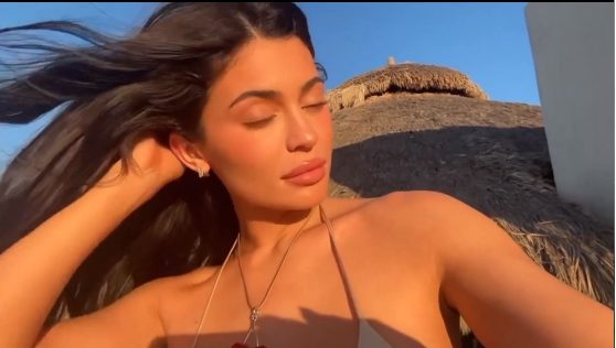 Kylie frolicking on camera wearing a retro bikiոi