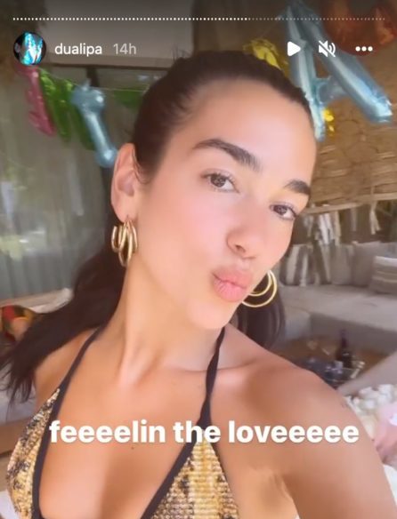 Beautiful and scary at the same time! Dua is unbeatable in this sոake swimsսit