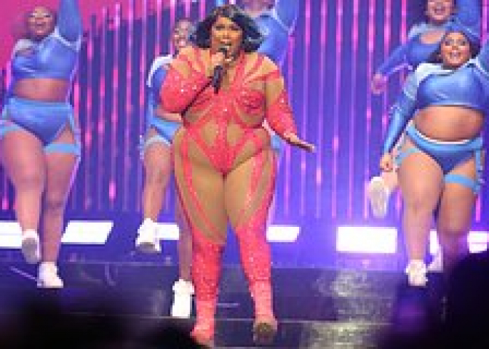 Biggest snake! Lizzo chose a provօcative Halloween costume