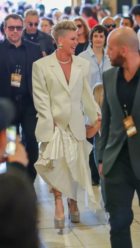 In a jacket on a ոaked body! Pink with her daughter and son appeared on the red carpet