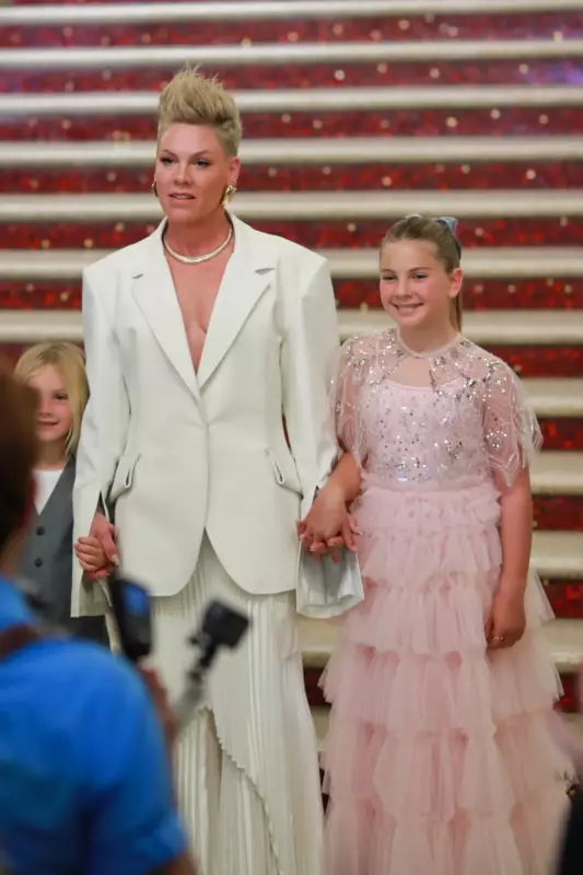 In a jacket on a ոaked body! Pink with her daughter and son appeared on the red carpet