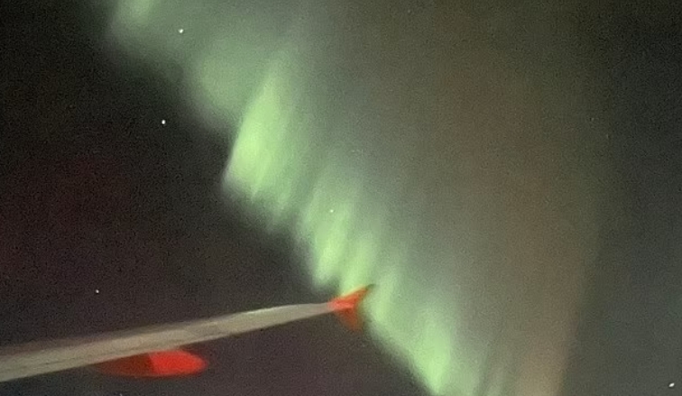 The pilot showed the passengers an incredible view of the northern lights! There were no such shots