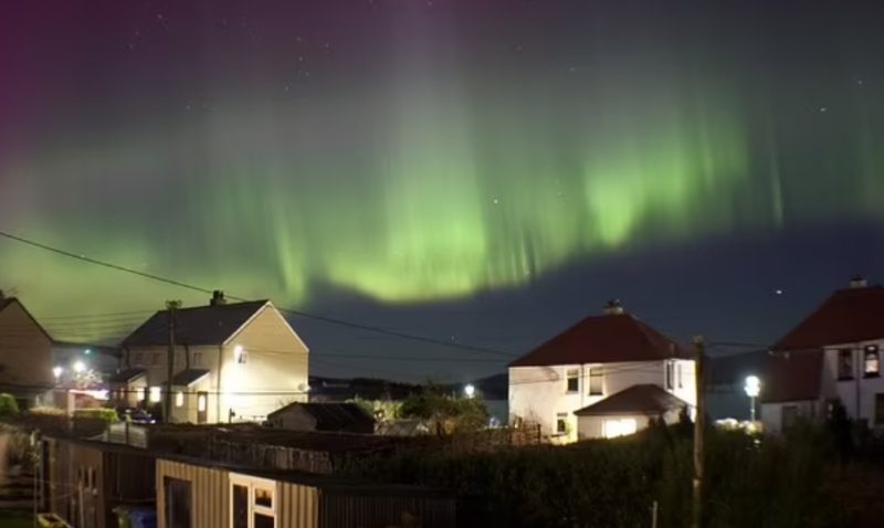 The pilot showed the passengers an incredible view of the northern lights! There were no such shots