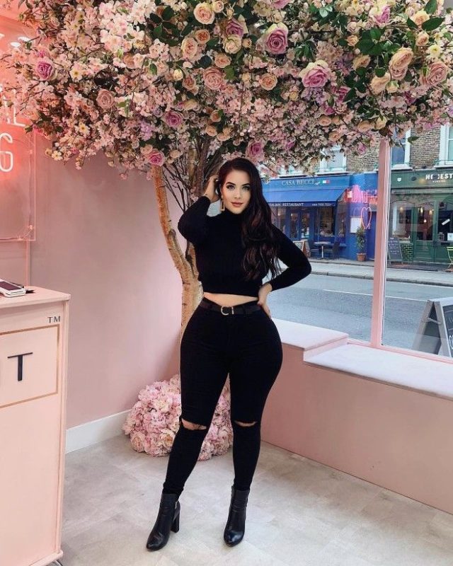 The figure of a 28 yearold American brought her 2.1 million subscribers