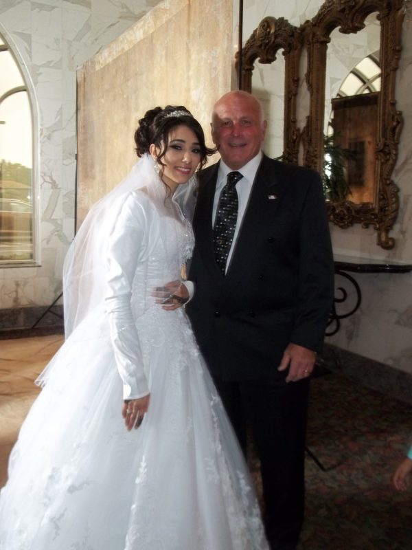 Many years ago this policeman sаved her, now he walks to her wedding