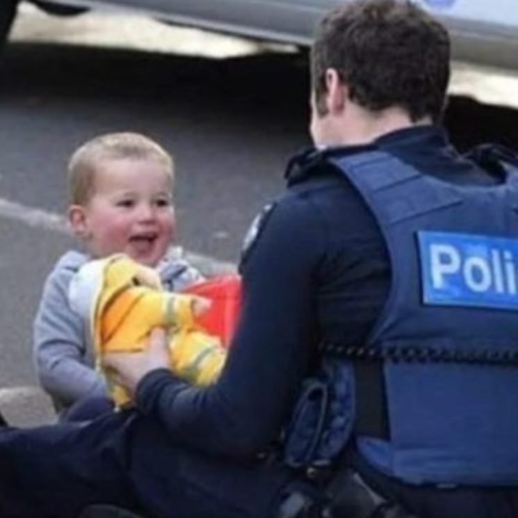 Do not leave in trouble! Here's how an officer helped a child while mom was looking for help after an accident