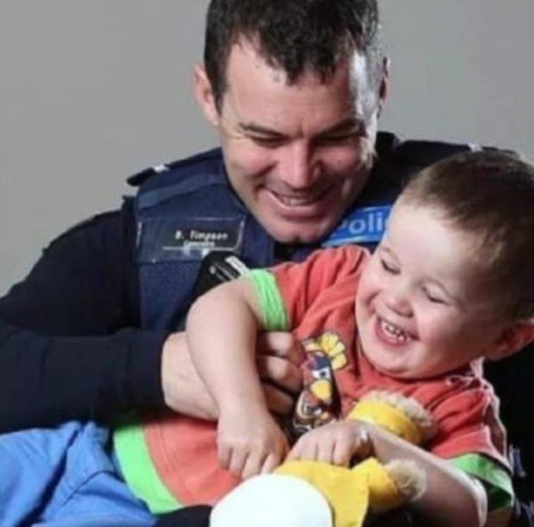 Do not leave in trouble! Here's how an officer helped a child while mom was looking for help after an accident
